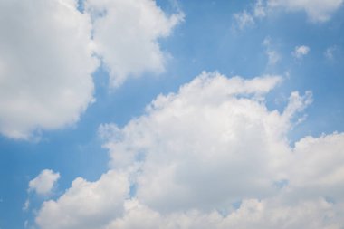 Mavi gökyüzü ve bulutlar arka plan