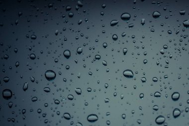Cam zemin üzerinde su damlaları