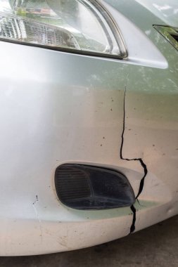 Arabanın ön tamponunda kaza sonucu hasar var.