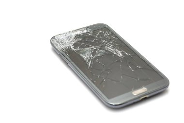 Beyaz arkaplanda izole edilmiş kırık ekran akıllı telefonu kapat