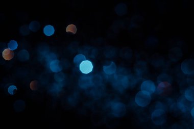 Siyah arkaplanda soyut mavi bokeh dokusu