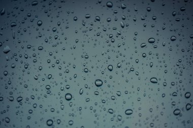 Cam zemin üzerinde su damlaları