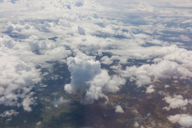 Mavi gökyüzü ve bulutlar sabah saatlerinde hava planına vurur.
