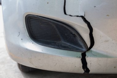 Arabanın ön tamponunda kaza sonucu hasar var.