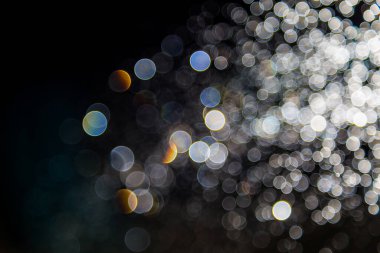 Eskitilmiş bulanık bokeh siyah arkaplana odaklanamadı