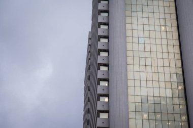 Arka plan için modern ofis binası pencereleri