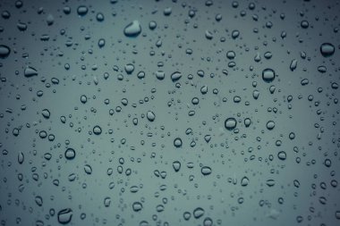 Cam zemin üzerinde su damlaları