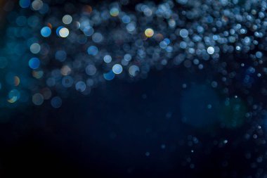 Renkli bulanık bokeh siyah arkaplan üzerine odaklanamadı