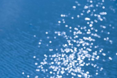 Arka plan için bokeh kullanıma sahip mavi su