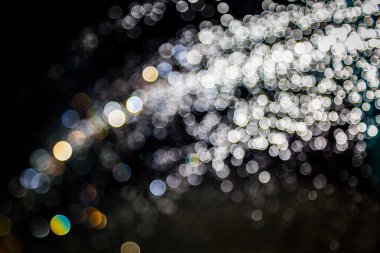 Renkli bulanık bokeh siyah arkaplan üzerine odaklanamadı