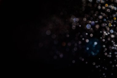 Renkli bulanık bokeh siyah arkaplan üzerine odaklanamadı