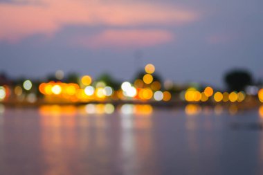 Güzel bulanık şehir ışıkları bokeh etkisi ile su arka plan üzerinde yansıyan