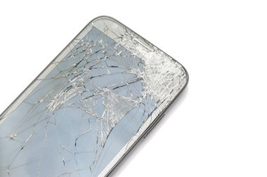 Beyaz arkaplanda izole edilmiş kırık ekran akıllı telefonu kapat