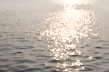 Güneş ışığından yansıyan su Bokeh 'i