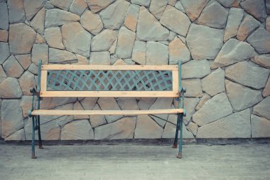 Taş duvar arka plan ile antika ahşap sandalye