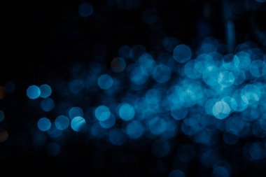 Siyah arkaplanda soyut mavi bokeh dokusu