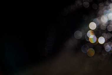 Eskitilmiş bulanık bokeh siyah arkaplana odaklanamadı