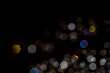 Siyah arkaplan üzerindeki soyut bokeh dokusu