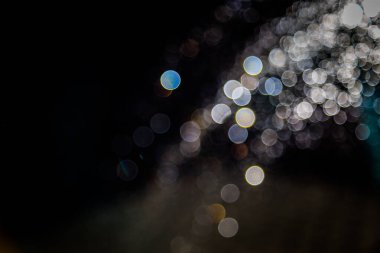 Renkli bulanık bokeh siyah arkaplan üzerine odaklanamadı