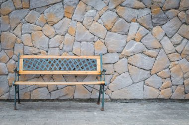 Taş duvar arka plan ile antika ahşap sandalye