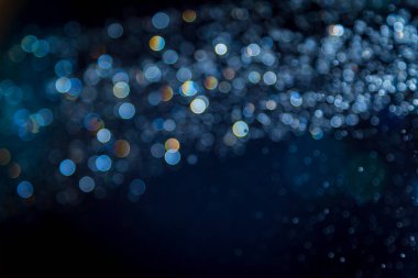 Renkli bulanık bokeh siyah arkaplan üzerine odaklanamadı