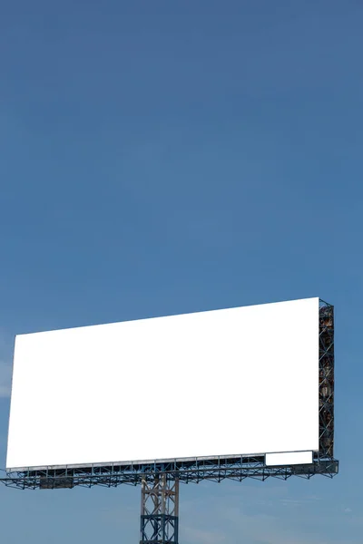 Vit Skylt Med Blå Himmel Och Moln Bakgrund — Stockfoto