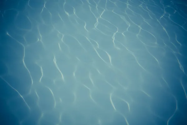 Eau Piscine Bleue Avec Fond Réfléchissant Soleil — Photo