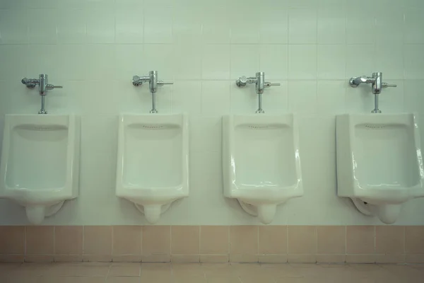Ряд Белых Писсуаров Мужской Туалет — стоковое фото