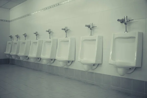 Fila Urinarios Blancos Baño Los Hombres — Foto de Stock