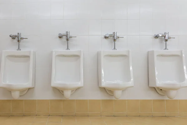 Řada Bílých Pisoárů Pánských Toaletách — Stock fotografie