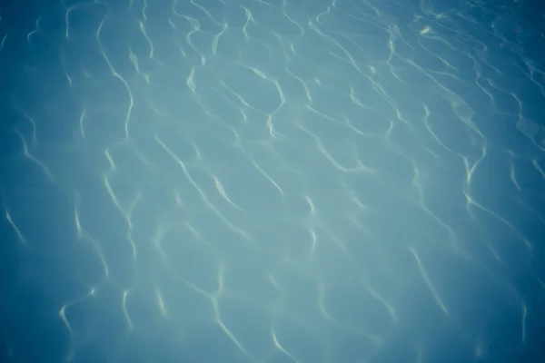 Eau Piscine Bleue Avec Fond Réfléchissant Soleil — Photo