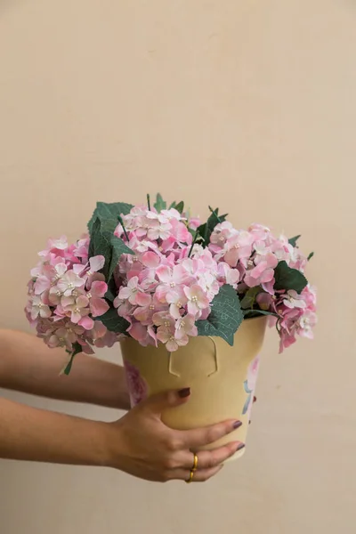 Mão Segurar Baldes Flores Tecido Rosa Fundo Bege — Fotografia de Stock