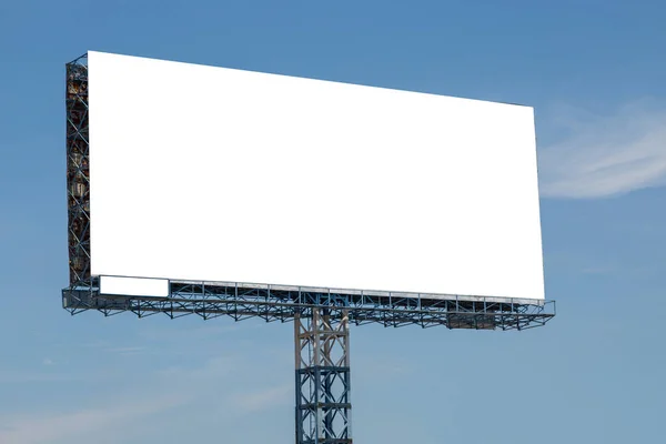 Weiße Plakatwand Mit Blauem Himmel Und Wolken Hintergrund — Stockfoto