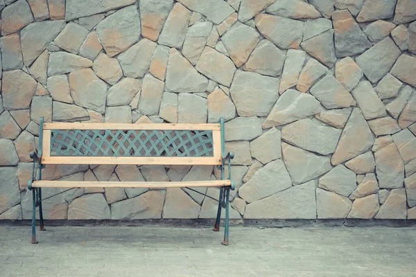 Винтажное Деревянное Кресло Фоне Каменной Стены — стоковое фото