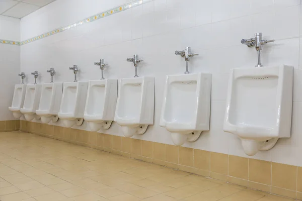 Rangée Urinoirs Blancs Dans Salle Toilettes Des Hommes — Photo