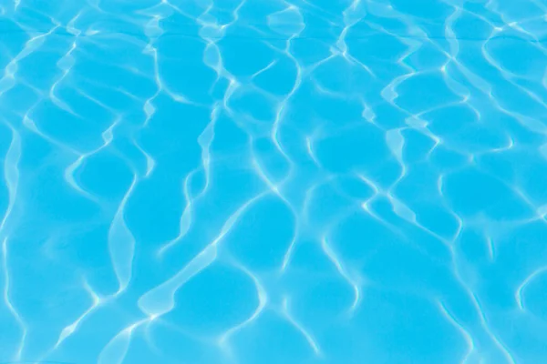 Água Piscina Azul Com Reflexos Sol Fundo — Fotografia de Stock