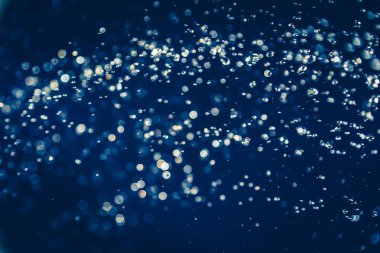 Siyah arkaplanda mavi bokeh