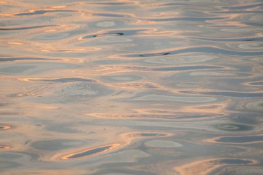 güzel su dalgası desenli günbatımı ve yansımaları arka plan