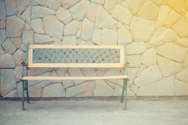 Taş duvar arka plan ile antika ahşap sandalye