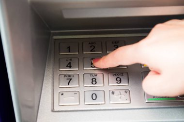 Parasını çekmek için ATM 'nin şifresini gir.