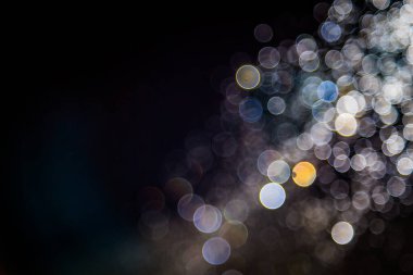 Renkli bulanık bokeh siyah arkaplan üzerine odaklanamadı