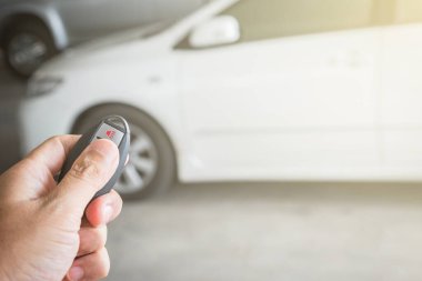 Otoparkta uzaktan kumandalı arabanın el ele tutuşması.