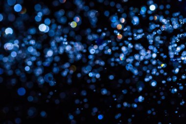 siyah arka plan üzerine soyut mavi bokeh