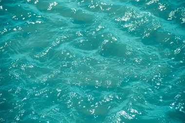 Mavi su arkaplanındaki ışıktan soyut bokeh