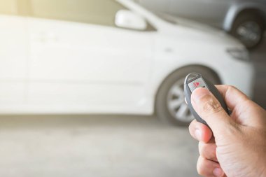 Otoparkta uzaktan kumandalı arabanın el ele tutuşması.