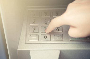 Parasını çekmek için ATM 'nin şifresini gir.