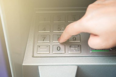 Parasını çekmek için ATM 'nin şifresini gir.