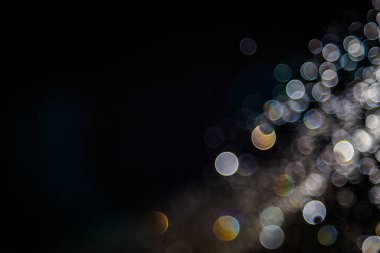 Renkli bulanık bokeh siyah arkaplan üzerine odaklanamadı