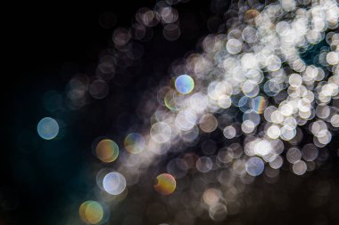 Renkli bulanık bokeh siyah arkaplan üzerine odaklanamadı