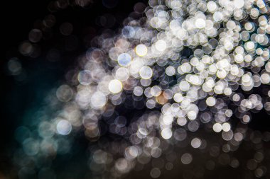 Renkli bulanık bokeh siyah arkaplan üzerine odaklanamadı